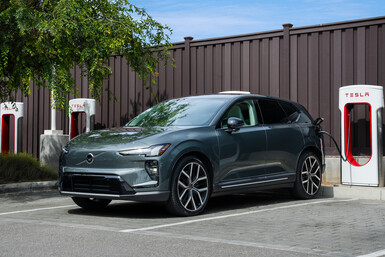 À partir du quatrième trimestre 2026, les conducteurs de modèles Volvo entièrement électriques, comme le compact EX30, pourront utiliser plus de 20 000 Superchargeurs Tesla à travers l'Europe, directement via l'application smartphone de Volvo