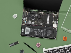 Une photo promotionnelle du Framework Laptop 13 montrant ses composants internes