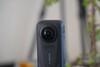 L'Insta360 X6 est équipée d'une paire de capteurs plus grands de 1/1,1 pouce