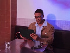 Le Pad Go 2 sera lancé en même temps que le OnePlus 15R. Photo : photo promotionnelle présentant la fonction de charge inversée de la tablette. (Source de l'image : OnePlus)