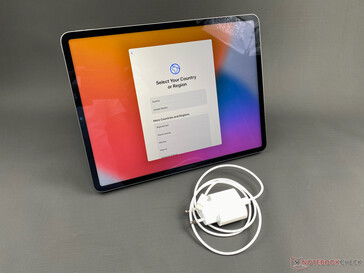 L'iPad Pro 12.9 (2021) est livré avec un minable chargeur de 20 W. (Image source : NotebookCheck)