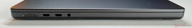 À gauche : MagSafe, 2x USB-C 4.0 avec Thunderbolt 4 (40 Gbit/s, DisplayPort ALT mode, Power Delivery), audio 3,5 mm