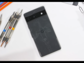 Le Pixel 7a avant le démontage. (Source : JerryRigEverything via YouTube)