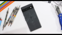 Le Pixel 7a avant le démontage. (Source : JerryRigEverything via YouTube)