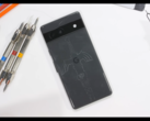 Le Pixel 7a avant le démontage. (Source : JerryRigEverything via YouTube)