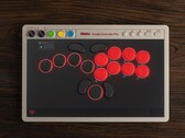 La nouvelle manette Arcade Controller Pro de 8BitDo est dotée d'un écran intégré et du logiciel Ultimate.