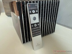 La télécommande se trouve devant les ailettes de refroidissement latérales, derrière lesquelles sont également logés les haut-parleurs.