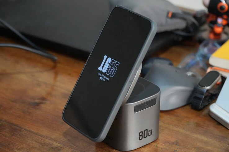 La station de charge AceFast 6-en-1 de 80 W prend en charge la charge sans fil de 15 W