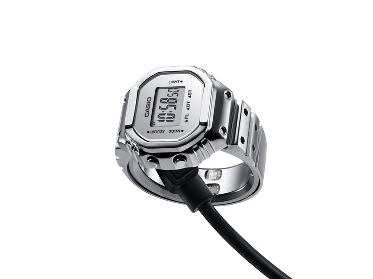 La montre-bague connectée Casio CRW-H001M-8 branchée à son câble de recharge USB magnétique.