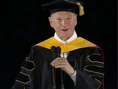 Une capture d'écran de l'ex-PDG de Google, Eric Schmidt, s'adressant aux étudiants lors de la cérémonie de remise des diplômes de l'université d'Arizona en 2026