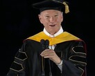 Une capture d'écran de l'ex-PDG de Google, Eric Schmidt, s'adressant aux étudiants lors de la cérémonie de remise des diplômes de l'université d'Arizona en 2026