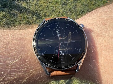 Huawei Watch GT 3 sous le soleil d'hiver
