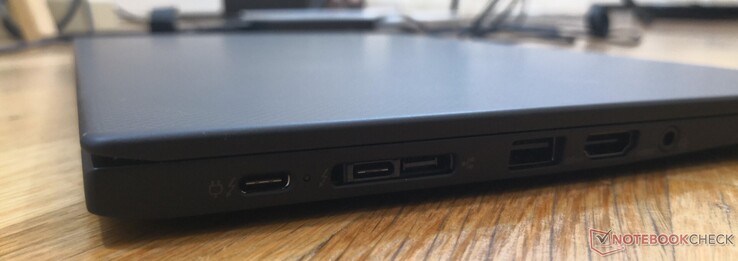Côté gauche : USB C + Thunderbolt 3, USB C + Thunderbolt 3 + dock Lenovo, USB A 3.1 Gen 1, HDMI 1.4.
