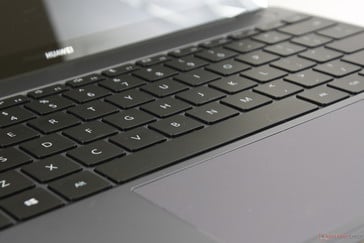 Le retour des touches du clavier du MateBook 13 est mou, avec une course très courte de 1,2 mm.