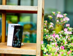 Le Moto G87 de Motorola offre des haut-parleurs avec une pression sonore élevée, mais un son modéré.