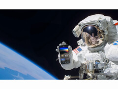 Image promotionnelle du service gratuit NASA+ montrant un astronaute tenant un smartphone avec l'application NASA+ ouverte dans l'espace. (Source de l'image : NASA)
