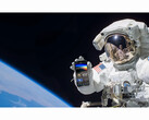 Image promotionnelle du service gratuit NASA+ montrant un astronaute tenant un smartphone avec l'application NASA+ ouverte dans l'espace. (Source de l'image : NASA)