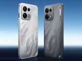 L'Oppo K15 est disponible dans les coloris « Speed White » et « Gale Grey ».