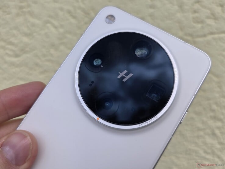 Revue du smartphone Oppo Find X8 Ultra (source de l'image : Marcus Herbrich)