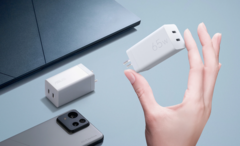 Le chargeur USB-C GaN 65W d'ASUS présente un facteur de forme compact, mesurant 32 x 64,1 x 30 mm. (Source de l'image : ASUS)