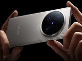 Le X200 Ultra suivra les traces du X100 Ultra, illustré, avec trois appareils photo orientés vers l'arrière. (Source de l'image : Vivo)