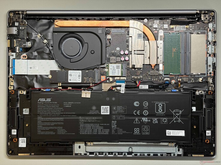 Asus ExpertBook PM5605 à titre de comparaison. Les capacités des barrettes SODIMM et de la batterie varient modérément entre les deux modèles, malgré leur conception extérieure similaire.