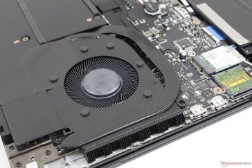 La solution de refroidissement consiste en deux ventilateurs de 60 mm et un refroidisseur à chambre de vapeur