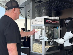 Le robot Optimus servant du pop-corn au Tesla Diner. (Source de l&#039;image : Tesla Club-SoCal/X)