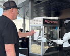 Le robot Optimus servant du pop-corn au Tesla Diner. (Source de l'image : Tesla Club-SoCal/X)
