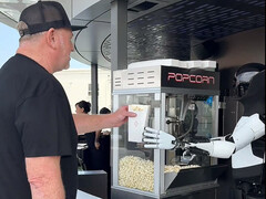 Le robot Optimus servant du pop-corn au Tesla Diner. (Source de l'image : Tesla Club-SoCal/X)