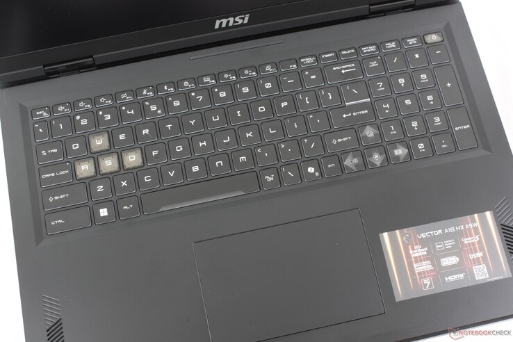 Le clavier rétroéclairé RVB à presque toutes les touches (26 zones) est grand et facile à utiliser
