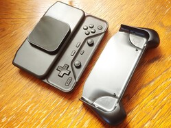 La manette Bluetooth Abxylute M6 est livrée avec une poignée détachable.