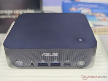 Ports avant du Asus ExpertCenter PN54 (source d'image : Notebookcheck)