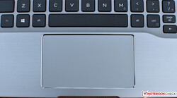 Le touchpad en verre du Latitude 7400 2-en-1 permet une glisse sans effort.