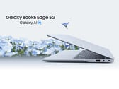 Samsung vend le Galaxy Book5 Edge 5G dans une seule option de couleur bleu saphir. (Source de l'image : Samsung)