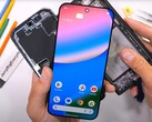 L'expert en teardown est assez impressionné par les composants internes du Google Pixel 10 Pro XL. (Source de l'image : JerryRigEverything)