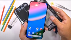 L'expert en teardown est assez impressionné par les composants internes du Google Pixel 10 Pro XL. (Source de l'image : JerryRigEverything)