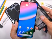 L'expert en teardown est assez impressionné par les composants internes du Google Pixel 10 Pro XL. (Source de l'image : JerryRigEverything)