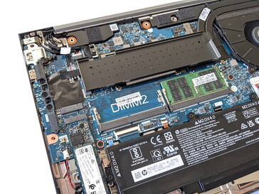 HP ZBook Firefly 15 G8 - SSD, WWAN intégré (en haut à gauche), emplacements pour RAM (un libre)