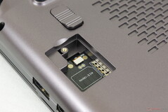 Les utilisateurs peuvent insérer une carte Nano-SIM par le biais d'une trappe facilement amovible située sur le fond