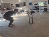 Lors d'une séance d'entraînement à la téléopération, l'Unitree G1 a semblé mal interpréter les mouvements de son entraîneur et a fini par lui donner un coup de pied entre les jambes (Source de l'image : Wes via X / anciennement Twitter)