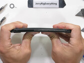 Le Pixel 6a a survécu aux tests de durabilité de JerryRigEverything, en partie grâce à son cadre en aluminium. (Image source : JerryRigEverything)