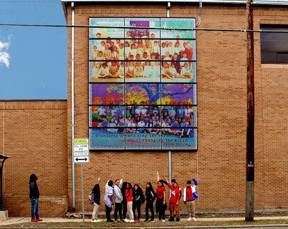 Fresque de panneaux solaires célébrant l'histoire de la communauté en collaboration avec l'école primaire JT Brackenridge (artiste : Adriana Garcia, photo : Antonia Padilla)