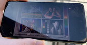 Samsung Galaxy S10e - Utilisation du Galaxy S10e à l'extérieur avec la luminosité manuelle maximale.