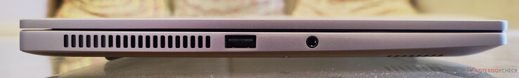À gauche : évents d'échappement, USB 2.0, prise audio combo
