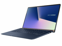 En test : l'ASUS ZenBook 14 UX433FN-A6023T. Modèle de test aimablement fourni par Cyberport.