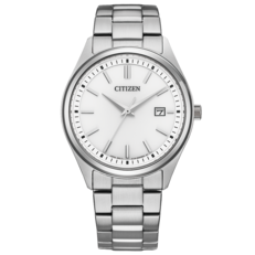 Montre-bracelet Citizen BM1350-54A Eco-Drive dotée d’un cadran blanc argenté, d’index bâtons appliqués, d’aiguilles Dauphine, d’un guichet de date à 3 heures et d’un bracelet intégré en acier inoxydable.