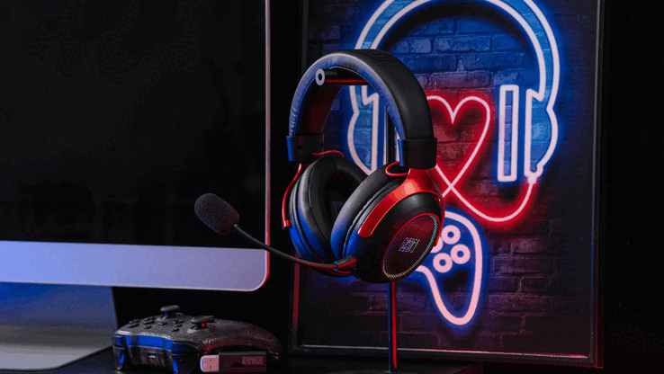 Ce casque est doté d'un éclairage RVB personnalisable et offre jusqu'à 70 heures d'autonomie lorsque l'éclairage est désactivé.
