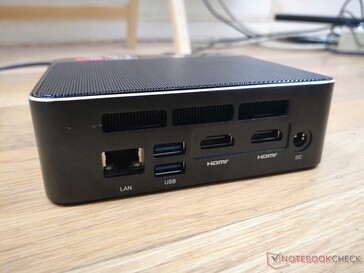 A gauche : Gigabit RJ-45, 2x USB 3.0, 2x HDMI 2.0, adaptateur secteur