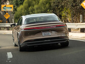 Lucid Air bat Tesla pour un autre prix prestigieux de la voiture électrique de l'année 2022 grâce à une autonomie record et un intérieur design